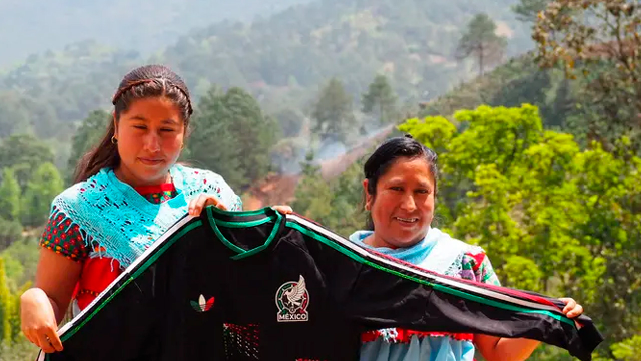 Artesanas indígenas de Puebla participaron en la creación de un jersey edición limitada de la Selección Mexicana.