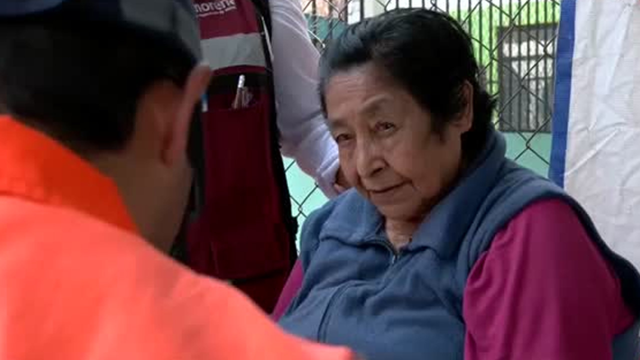 Cuerpos de emergencia se movilizaron hasta la Unidad Habitacional Vicente Guerrero en Iztapalapa para sofocar un incendio.