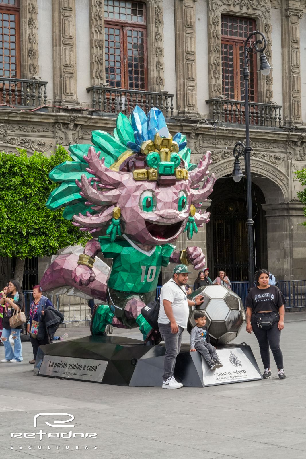 Familia se toma foto con una escultura de un ajolote