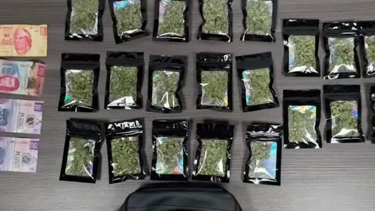 Autoridades detuvieron a un hombre y dos mujeres en calles de la Coyoacán, tras asegurarles 25 bolsitas con aparente marihuana.