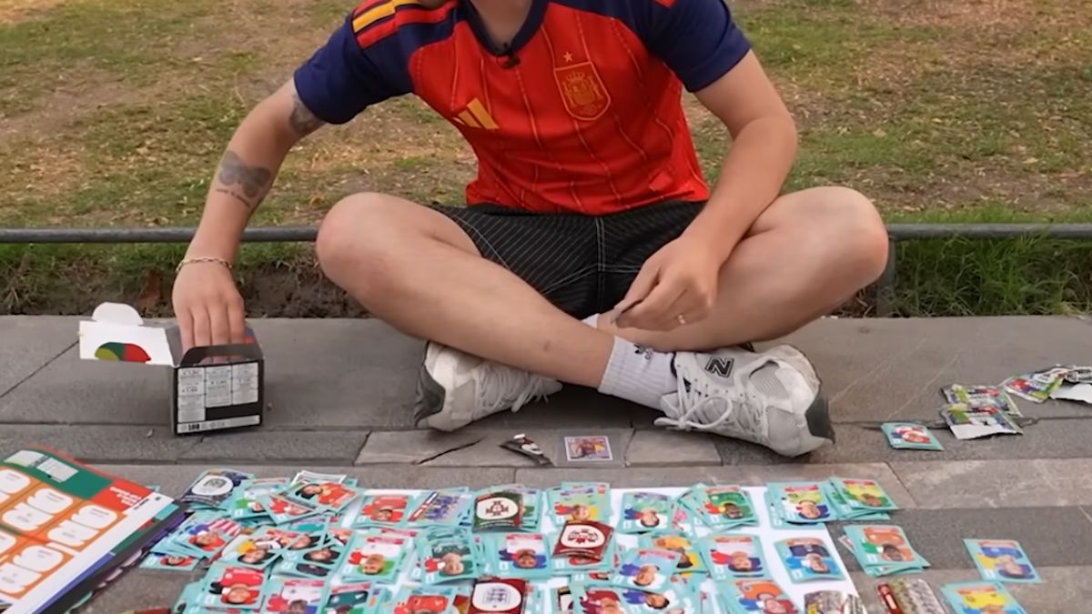 Gonzok llenando su Álbum del Mundial en la Alameda Central.