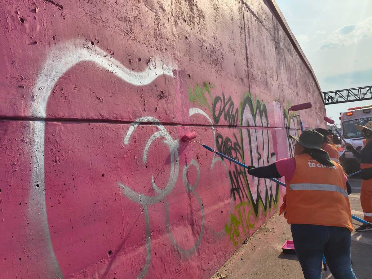Hombres pintando barda
