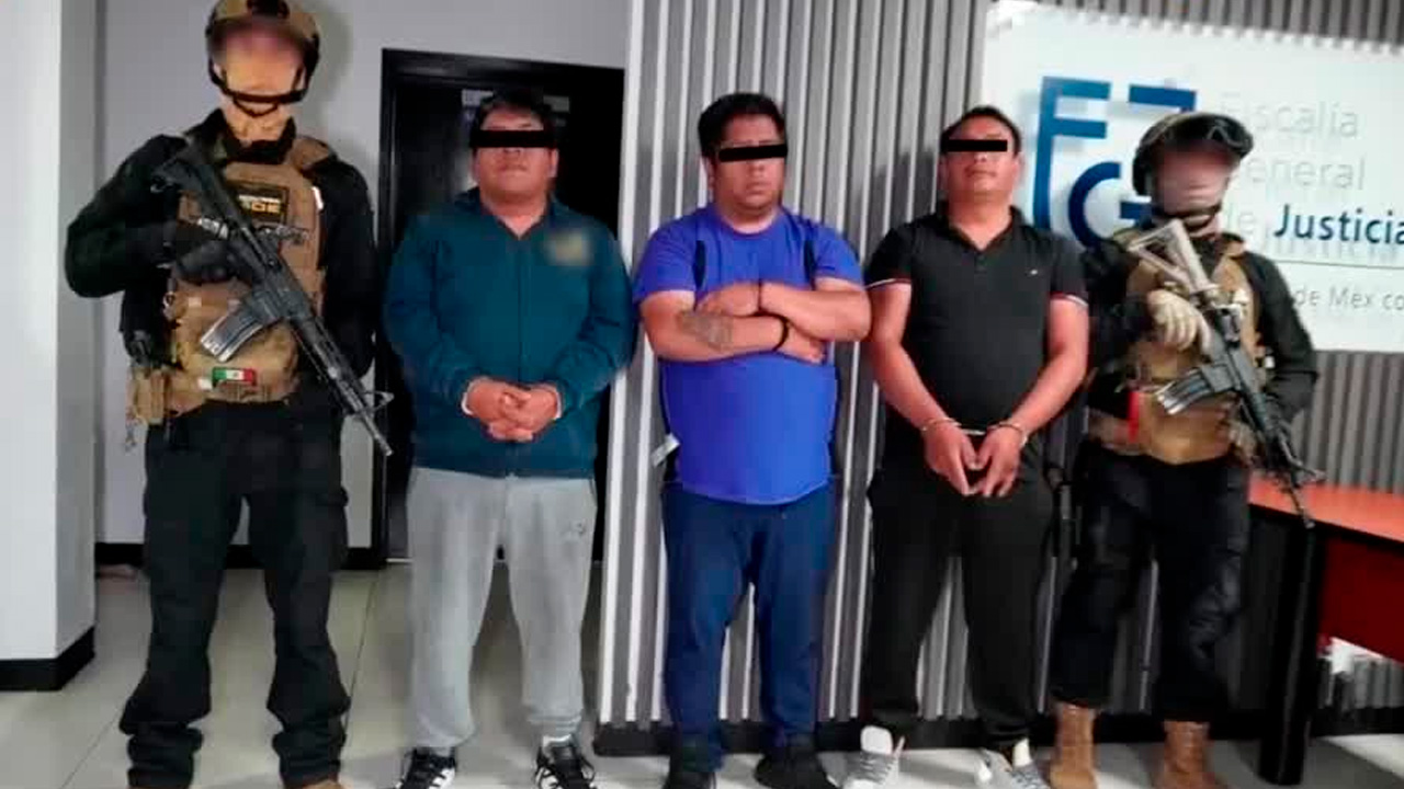 Autoridades capitalinas realizaron un cateo en un inmueble de Tláhuac, donde detuvieron a tres hombres y aseguraron más de 190 dosis de aparente droga.