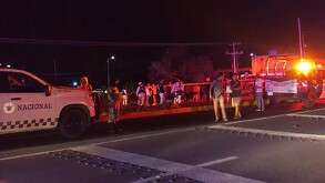 Un accidente ocurrido la noche de este sábado sobre la carretera Celaya–Comonfort dejó de manera preliminar dos personas sin vida y al menos cinco lesionados.