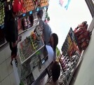 Circula en redes el video de dos hombres armados asaltando un abarrotes en la colonia Antares.