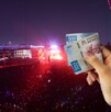 Joven gastando su dinero en un concierto.