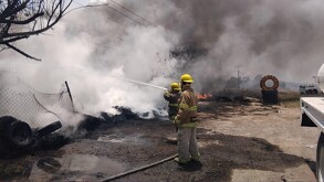 Un incendio en un pastizal alcanzó una vulcanizadora ubicada sobre el Libramiento Norte, a la altura de Carrizal Grande y la colonia Azteca.