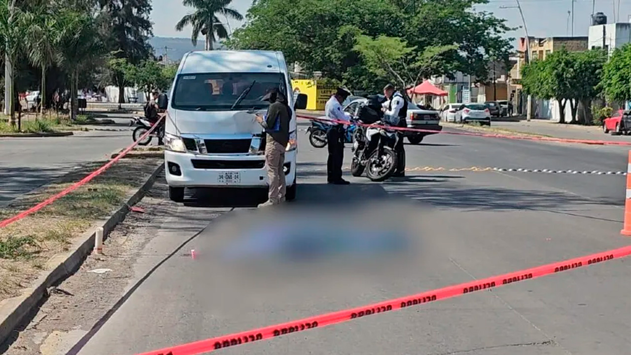 Una mujer de la tercera edad murió tras ser atropellada por una camioneta de pasajeros en el municipio de El Salto, Jalisco.