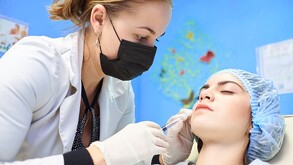Doctora haciendo una cirugía estética.
