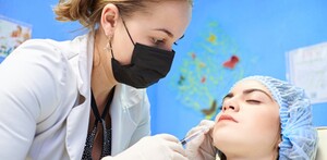 Doctora haciendo una cirugía estética.