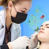 Doctora haciendo una cirugía estética.