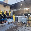 Elementos de Protección Civil y Bomberos de Jalisco y Guadalajara con trajes amarillo controlando un derrame químico