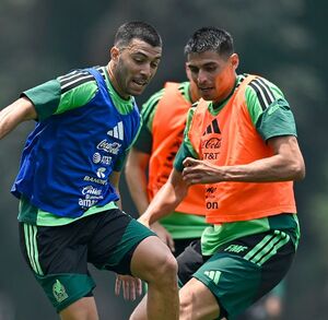 Erik Lira y Memote Martínez entrenando con la Selección Mexicana.