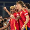 Jugadores de futbol de la Selección de España celebran una jugada.