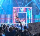 WWE Saturday Night's Main Event con Penta levantando el titulo.