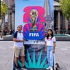 Un padre y su hija frente al letrero promocional del Mundial 2026 en Guadalajara con el Teatro Degollado en el fondo