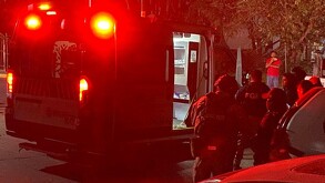 Paramédicos atienden a joven tras ser recibido a balazos por su suegro en Chilpancingo, Guerrero.