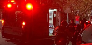 Paramédicos atienden a joven tras ser recibido a balazos por su suegro en Chilpancingo, Guerrero.