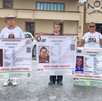 Familiares y conocidos se manifiestan en la Plaza Principal de Ciénega de Flores para exigir que busquen a sus seres queridos.