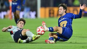 Agustín Palavecino y Jordan Carrillo disputando con intensidad un balón en un Pumas vs Cruz Azul.