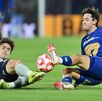 Agustín Palavecino y Jordan Carrillo disputando con intensidad un balón en un Pumas vs Cruz Azul.