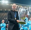 Pep Guardiola levantando la UEFA Champions League ganada con el Manchester City en 2023.