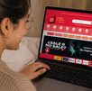 Mujer comprando en su computadora este Hot Sale 2026