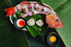 Platillo del restaurante Alcalde en Guadalajara con el cuerpo de un salmón cubierto por hojas y bocadillos de colores
