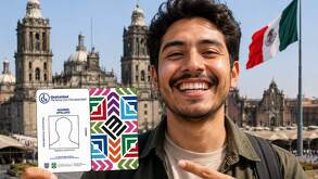 Joven sosteniendo la tarjeta incluyente de CdMx