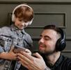 Un hombre y un niño escuchando música con audífonos de diadema