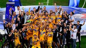 Jugadores de Tigres levantando el campeonato del 2023.