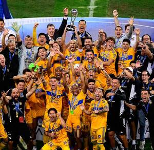Jugadores de Tigres levantando el campeonato del 2023.