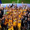 Jugadores de Tigres levantando el campeonato del 2023.