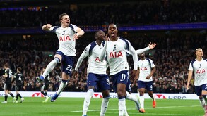 Jugadores de Tottenham celebrando el gol que los salvó del descenso.