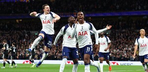 Jugadores de Tottenham celebrando el gol que los salvó del descenso.