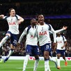 Jugadores de Tottenham celebrando el gol que los salvó del descenso.