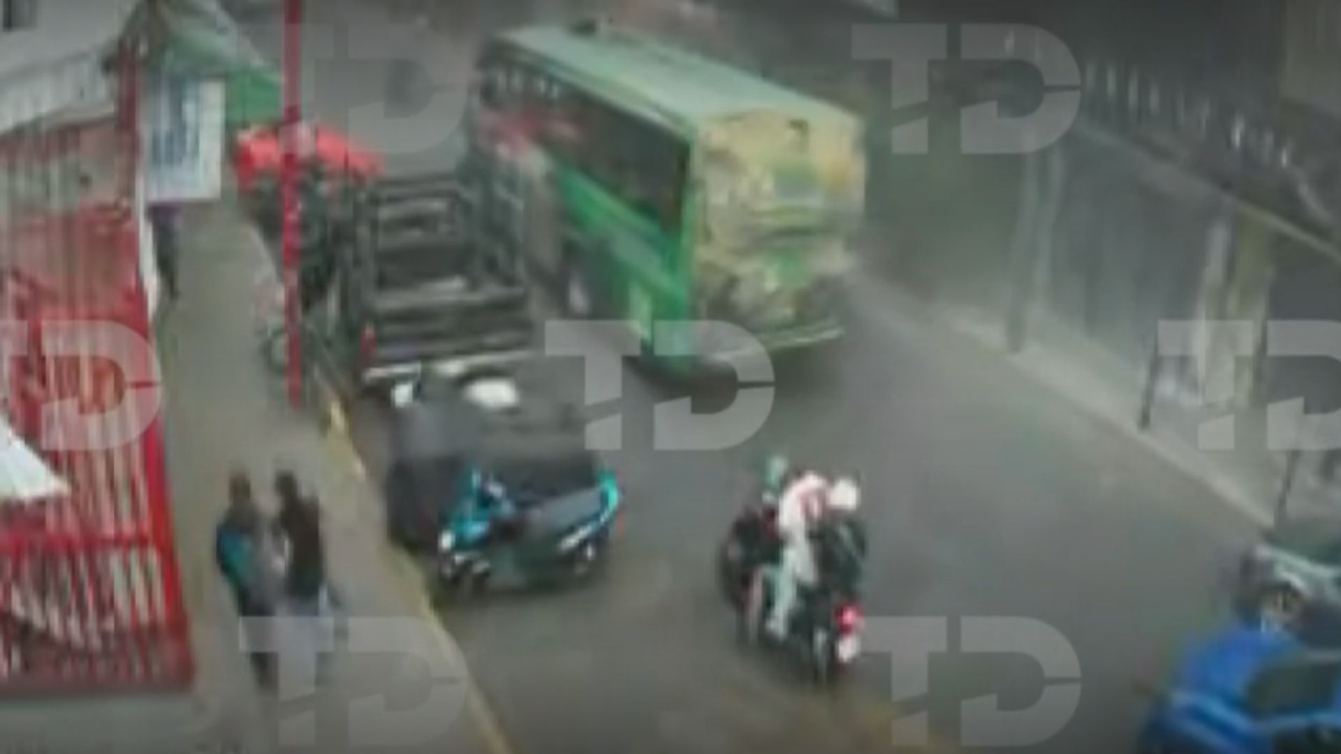 Derrumbe de barda en la colonia Centro deja cuatro lesionados, entre ellos un menor.