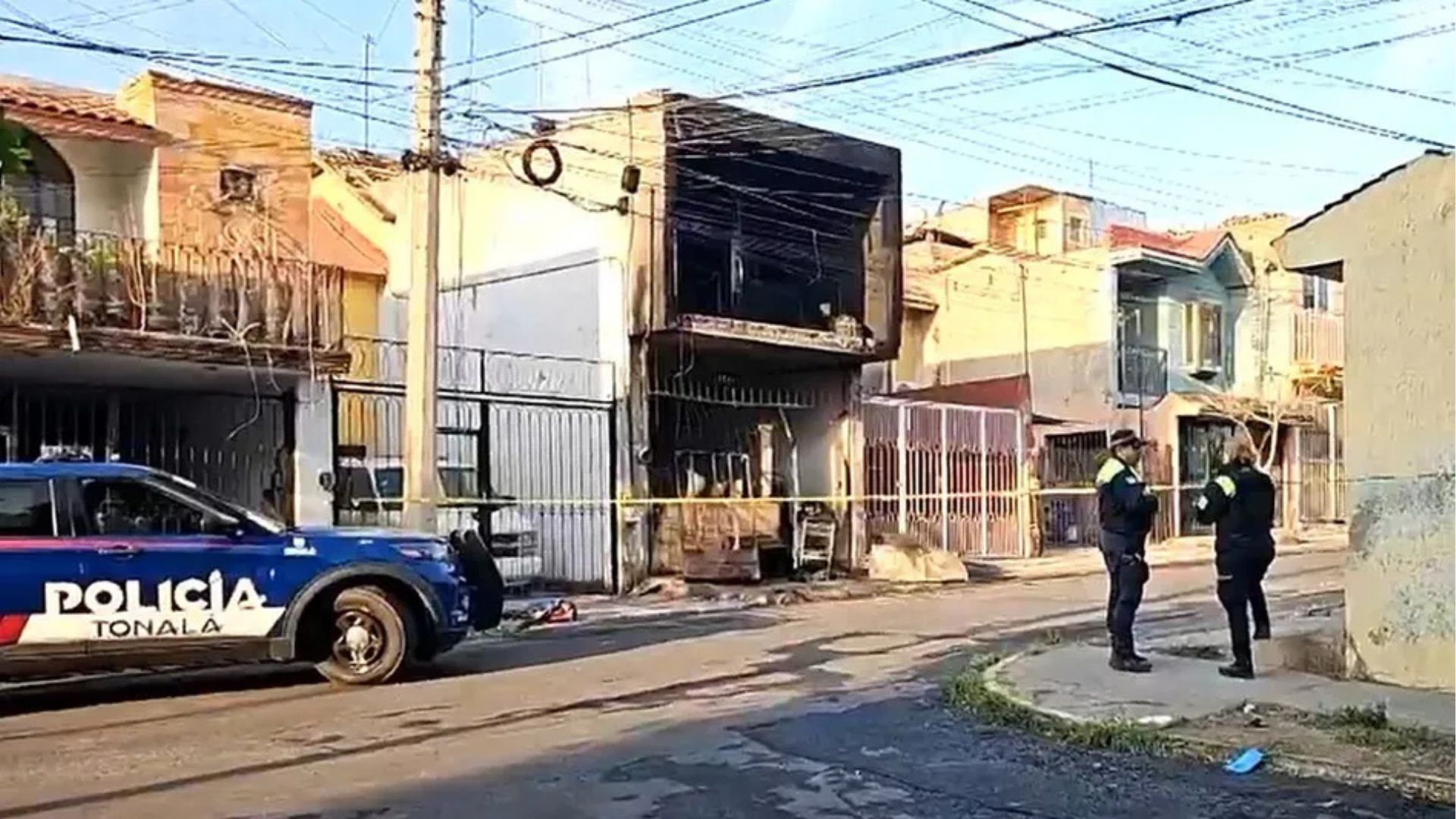 Fuerte incendio registrado en una vivienda de la colonia INFONAVIT La Soledad en Tonalá, Jalisco, dejó un saldo lamentable de cinco personas fallecidas.
