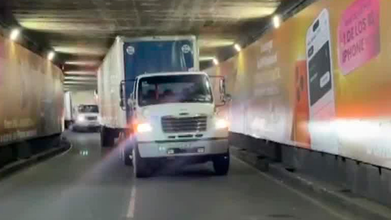 Bajo el puente que cruza avenida Chapultepec y avenida Florencia, en la Zona Rosa de la CdMx, tres tráileres se quedaron atorados al intentar cruzar el desnivel
