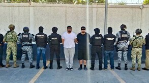 Los hombres se transportaban en una camioneta Jeep, captando la atención de los cuerpos de seguridad.