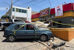 Auto estrellado contra un puesto de comida afuera de una tienda Oxxo en Zapopan rodeado de cintas policiacas