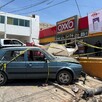 Auto estrellado contra un puesto de comida afuera de una tienda Oxxo en Zapopan rodeado de cintas policiacas