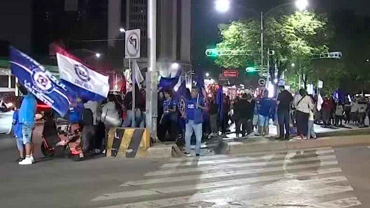 Tras coronarse campeones del Clausura 2026, aficionados del Cruz Azul festejaron en el Ángel de la Independencia la décima estrella de 'La Máquina'.