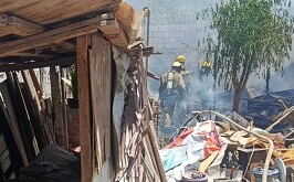 Bomberos sofocando el incendio de un jacal en ejido El Tajito de Torreón.