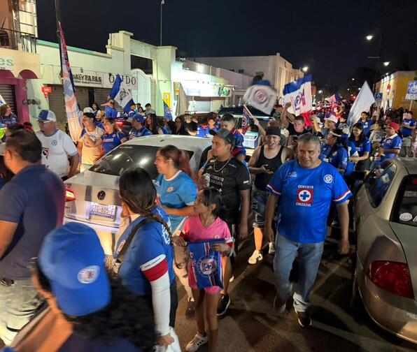 Miles de aficionados del Cruz Azul salieron a las calles Purcell y Victoria en Saltillo para celebrar el título. Hubo cierres viales.