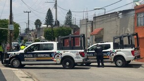 Policías de Ecatepec investigan el hallazgo de restos humanos dentro de una hielera.