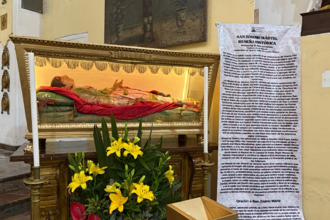 Vitrina con la reliquia de un santo acompañada de una infografía de quién es adentro del templo de Santa Teresa en Puebla