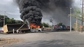 Bloqueo y vehículo en llamas en carretera Manzanillo - Colima