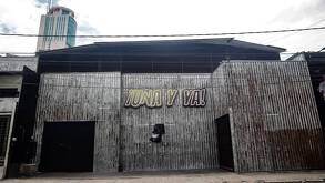 Infraestructura del bar con el nombre en la entrada