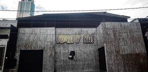 Infraestructura del bar con el nombre en la entrada